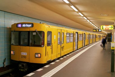   Berlin, Almanya 17 Eylül 2021: BVG (Berliner Verkehrsbetriebe) 'den Alt-Tegel' e Friedrichstrasse durağında bir metro                             