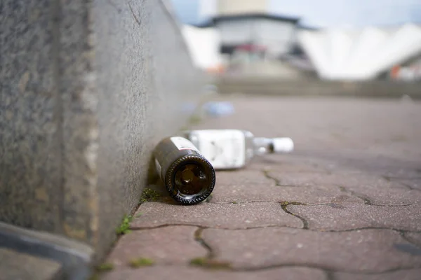 Lege Drankflessen Een Stoep Alexanderplatz Het Centrum Van Berlijn — Stockfoto