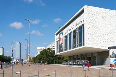  Berlin, Almanya 14 Eylül 2021: The Cinema International in the Karl-Marx-Allee in Berlin Mitte. 1963 'te başlayan sinema, 1990' dan beri Berlinale filmlerinin gösterimine ev sahipliği yapmaktadır..                               