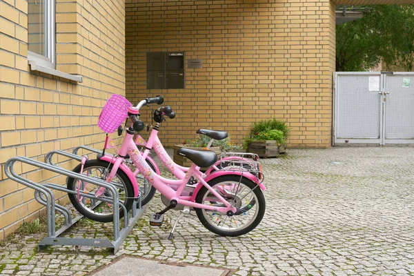 Berlin Niemcy Września 2021 Rowery Dla Dzieci Zaparkowane Przed Przedszkolem — Zdjęcie stockowe