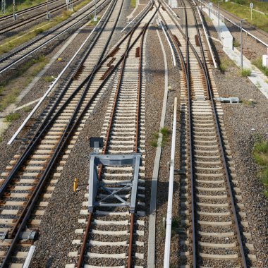 Berlin 'in merkezindeki Warschauer Köprüsü' nün altındaki demiryolu rayları.                               
