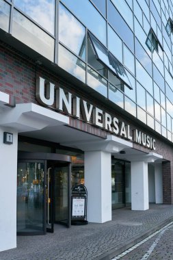   Berlin, Almanya - 14 Eylül 2021: Universal Music GmbH Genel Merkezi, Berlin 'in Friedrichshain bölgesindeki Universal Music Group' un yan kuruluşu                              