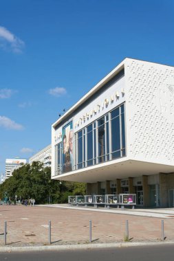  Berlin, Almanya 14 Eylül 2021: The Cinema International in the Karl-Marx-Allee in Berlin Mitte. 1963 'te başlayan sinema, 1990' dan beri Berlinale filmlerinin gösterimine ev sahipliği yapmaktadır..                              