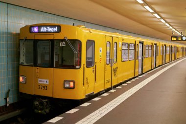 Berlin, Almanya 17 Eylül 2021: BVG 'nin (Berliner Verkehrsbetriebe) Alt-Tegel durağı Friedrichstrae istasyonunda durmaktadır.                               