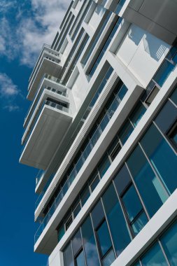  Berlin şehir merkezindeki modern yeni bir apartmana bakın.                              