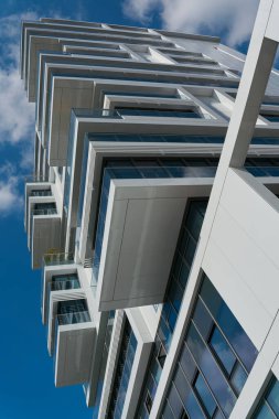  Berlin şehir merkezindeki modern yeni bir apartmana bakın.                               