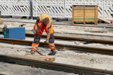 Berlin, Almanya 15 Eylül 2021: Berlin 'deki Alexanderplatz' da eski tramvay raylarını yenileyen bir işçi                               