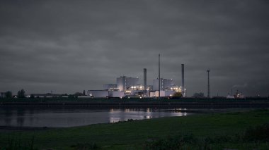  Magdeburg, Almanya 26 Ekim 2021: Rothensee 'nin Magdeburg ilçesindeki Elbe nehrinin kıyısındaki atık enerji santrali                              