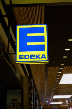   Berlin, Almanya 16 Eylül 2021: Akşam saatlerinde Berlin şehir merkezinde gıda indirimi yapan Edeka 'nın aydınlatılmış reklamı                             