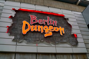  Berlin, Almanya 17 Eylül 2021 Zindan Berlin için aydınlatma işareti. Zindanda ziyaretçiler, aktörler tarafından sahnelenen zamanda Berlin 'in karanlık ve ürpertici tarihinde bir yolculuğa çıkarlar..                              