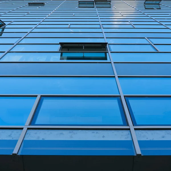 Uppåt Glasfasaden Modern Kontorsbyggnad Berlin Med Reflektion Blå Himmel — Stockfoto