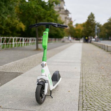  Berlin, Almanya 13 Eylül 2021: Berlin şehir merkezindeki Lime grubunun e-scooter 'ı                              