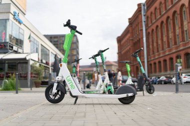  Berlin, Almanya 12 Eylül 2021: Berlin şehir merkezindeki Lime grubunun e-scooter 'ı                              