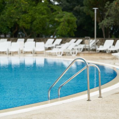 Yazın Hırvatistan 'ın Krk kentindeki bir otel kompleksinde havuz                               