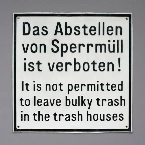 Schild Mit Der Aufschrift Sperrmüll Darf Nicht Den Mülltonnen Abgestellt — Stockfoto