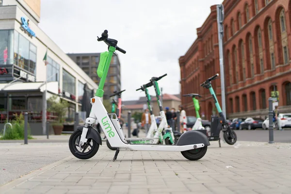  Berlin, Almanya 12 Eylül 2021: Berlin şehir merkezindeki Lime grubunun e-scooter 'ı                              