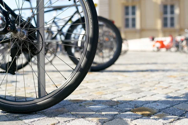 Bicicletas Aparcadas Frente Palacio Ciudad Berlín Estante Para Bicicletas — Foto de Stock