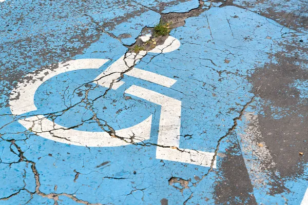 폴란드의 거리에 파란색 표시의 장애인 — 스톡 사진