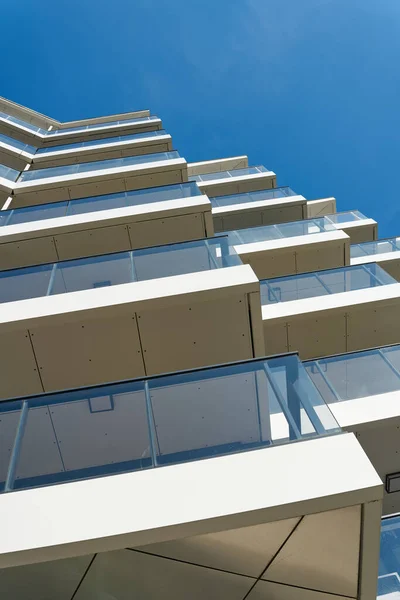 Utsikt Uppåt Fasaden Modern Lägenhetsbyggnad Kolobrzeg Polen — Stockfoto