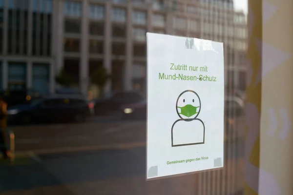 Berlin Sadece Ağız Burun Koruması Olan Bir Dükkan Penceresine Imza — Stok fotoğraf