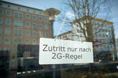   Zutritt nur nach 2G-Regel (sadece 2G kuralına göre erişim) yazısını imzalayın. 2G, sadece geçerli bir korona virüsü olan Covid 19 aşısı ya da iyileşme kanıtı demektir.                             