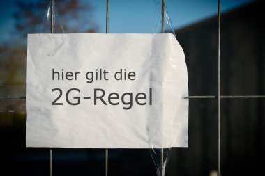  2G-Regel (burada 2G kuralını uyguluyor) yazıt kaplama yaldızlı bir yerin çitini imzalayın. 2G, sadece geçerli bir korona virüsü olan Covid 19 aşısı ya da iyileşme kanıtı demektir..                              