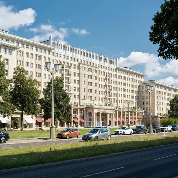 2021年9月14日 德国柏林 位于柏林市中心的卡尔 马克思 Karl Marx Allee 的仓库和公寓 马克思 阿里是前民主德国的林荫大道 — 图库照片
