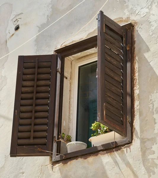 Okno Okenicí Fasádě Historického Domu Starém Městě Rabu Chorvatsku — Stock fotografie