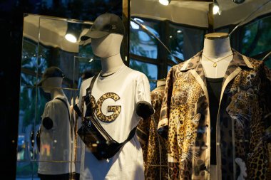 Berlin, Almanya 17 Temmuz 2021: Dolce & Gabbana markası Berlin 'de bir alışveriş caddesinin vitrininde.                               
