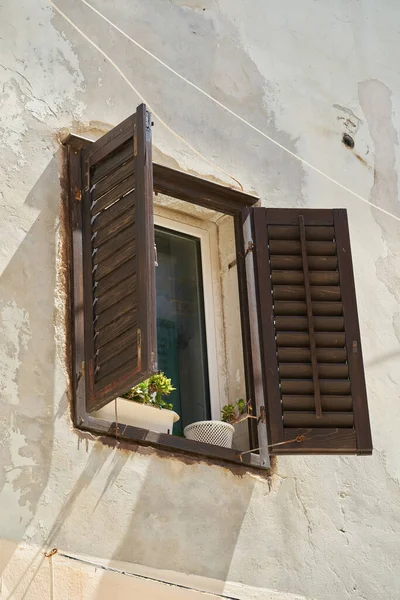 Okno Okenicí Fasádě Historického Domu Starém Městě Rabu Chorvatsku — Stock fotografie