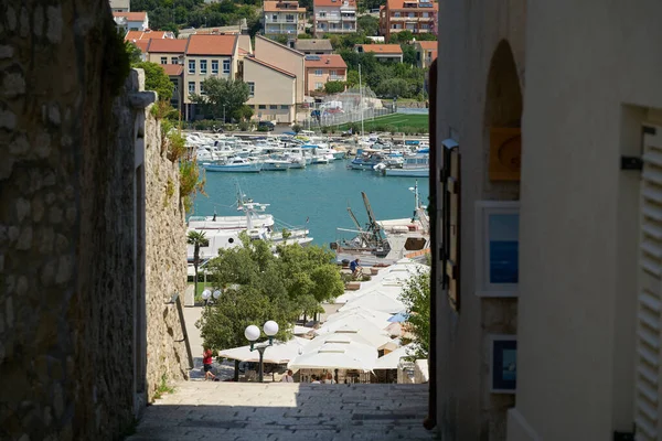 Rab Croazia Agosto 2021 Vista Attraverso Uno Stretto Vicolo Fino — Foto Stock