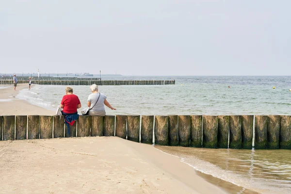 Kolobrzeg Poland September 2021 Two Old Vacationers Breakwater Beach Kolobrzeg — Stockfoto