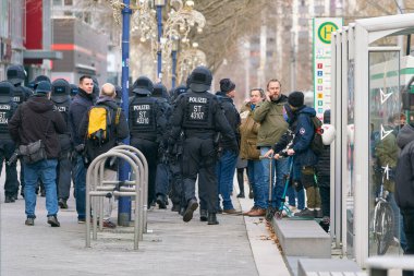  Magdeburg, Almanya 8 Ocak 2022: Corona tedbirleri ve Almanya 'nın Magdeburg kentindeki zorunlu aşıların protesto gösterileri sırasında polis güvenlik güçleri                               