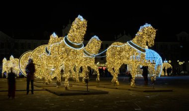  Noel 'de Magdeburg' daki katedral meydanında Noel süsü olarak aydınlatılmış.                               