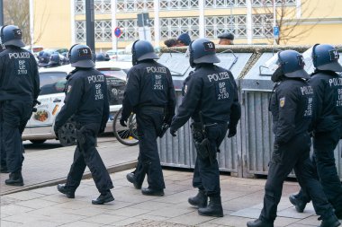  Magdeburg, Almanya 8 Ocak 2022: Corona tedbirleri ve Almanya 'nın Magdeburg kentindeki zorunlu aşıların protesto gösterileri sırasında polis güvenlik güçleri                              