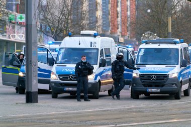   Magdeburg, Almanya 8 Ocak 2022: Corona tedbirleri ve Almanya 'nın Magdeburg kentindeki zorunlu aşıların protesto gösterileri sırasında polis güvenlik güçleri                              