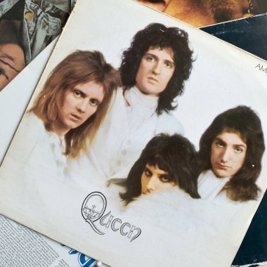 Magdeburg, Almanya 15 Ocak 2022: 1981 'de GDR plak şirketi Amiga tarafından piyasaya sürülen Queen rock grubunun cover' ı                                