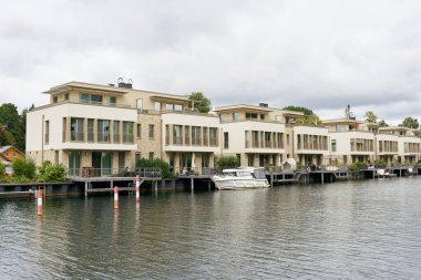    Berlin 'in Tegel bölgesindeki Humboldt Adası' nda evleri olan villalar.                            