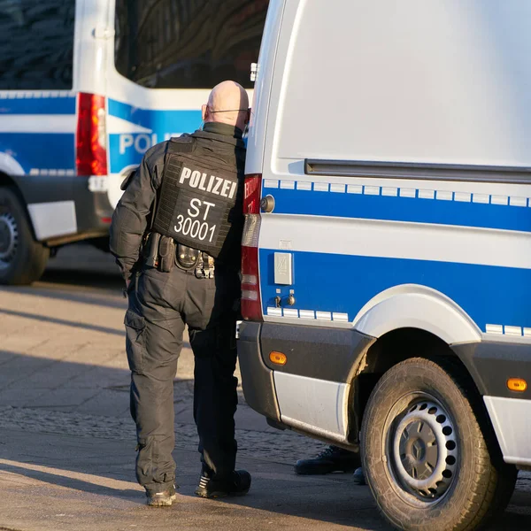 德国马格德堡 2022年1月8日 一名警官在马格德堡的示威期间休息一下 感到厌烦 — 图库照片