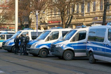 Magdeburg, Almanya 8 Ocak 2022: Corona tedbirleri ve Almanya 'nın Magdeburg kentindeki zorunlu aşıların protesto gösterileri sırasında polis güvenlik güçleri