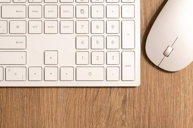    Tastatur und Maus eines Bilgisayar auf dem Schreibtisch in einem Bro                            