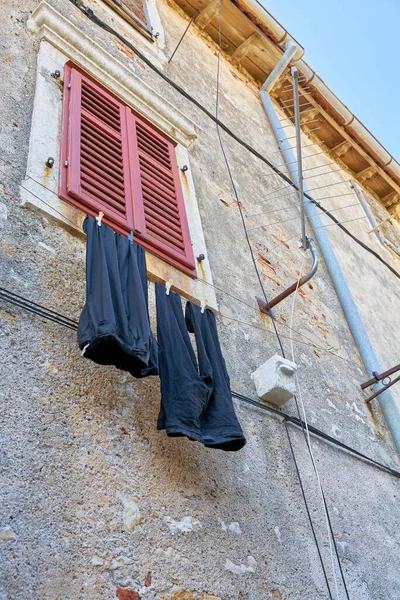 Wäscheleine Mit Hose Einer Fassade Der Altstadt Von Krk Kroatien — Stockfoto