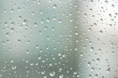    Yağmurlu havada pencere camında yağmur damlaları                            