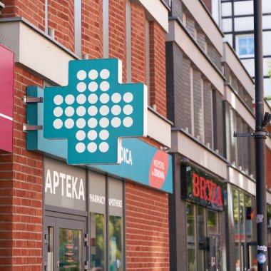   Kolobrzeg, Polonya, 09 Eylül 2021: Polonya 'nın merkezindeki Kolobrzeg' de bir alışveriş caddesinde bir eczane reklamı                             