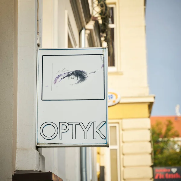 Kolobrzeg Polen September 2021 Verlicht Teken Van Een Opticien Winkel — Stockfoto