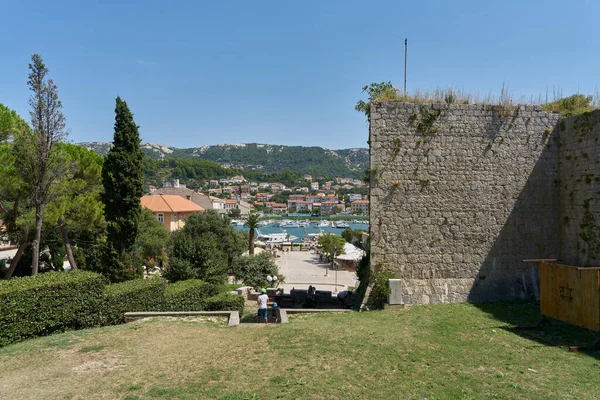 クロアチアのラブ2021年8月8日 クロアチアの同名の島にあるラブの町の港への丘からの眺め — ストック写真