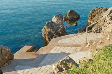   Hırvatistan 'ın Adriyatik Denizi kıyısındaki Krk yakınlarındaki kayalık kıyılarda tipik bir hamam.                              