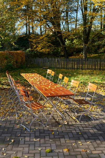日冕大流行期间德国啤酒园的空椅子 — 图库照片