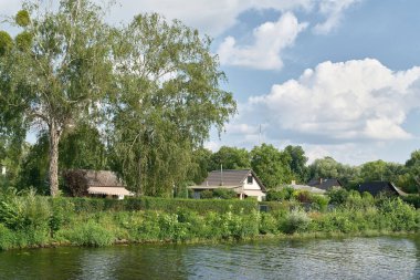 Berlin-Spandau 'daki bahçeler Havel nehrinin kıyısında romantik bir şekilde kurulmuştur.