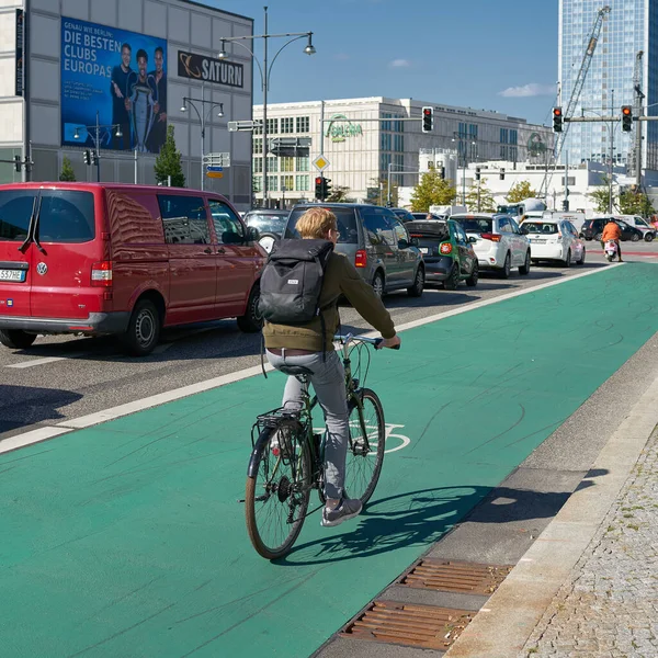 2021年9月14日 德国柏林 骑自行车的人在柏林市中心的一条绿色自行车道上 — 图库照片